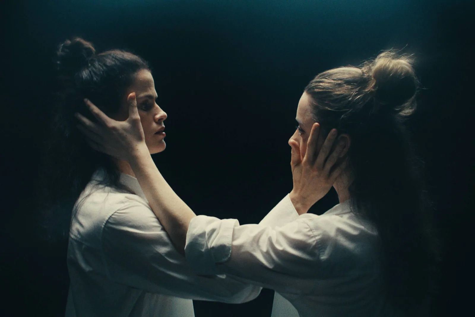 Two dancers holding each other's faces, from Mein Herze Schwimmt